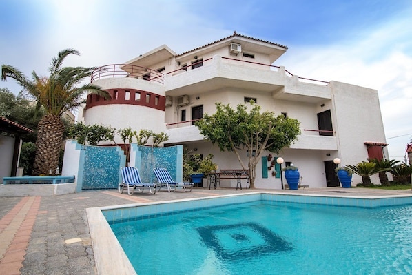 Outdoor pool - Irilena Apartments (Hersonissos)