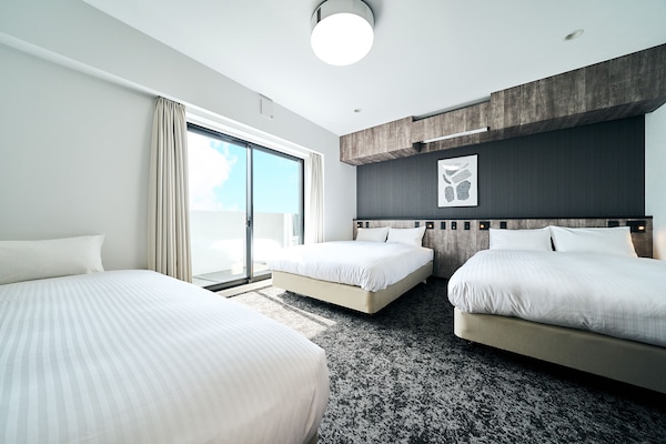 Kamar Triple Deluks, Bebas Asap Rokok | Meja kerja, ruang kerja ramah laptop, dan tirai kedap cahaya