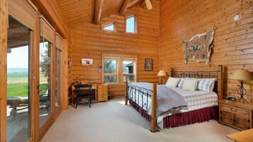 3 makuuhuonetta, työpöytä, silitysrauta/-lauta, vauvan matkasänky