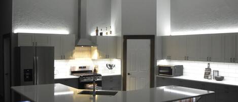 Geladeira, micro-ondas, fogão, cooktop