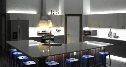 The BIG Mac Shack - HOT TUB with Family, and Friends!!