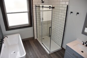 Duschwanne, Handtücher, Seife, Toilettenpapier