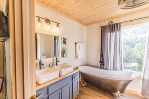 Badewanne, umweltfreundliche Kosmetikartikel, Haartrockner, Handtücher