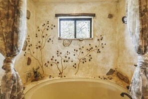 Combined shower/tub, jetted tub, hair dryer, towels