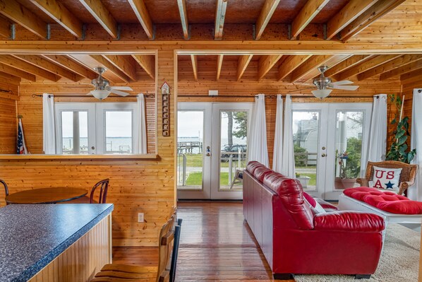 Interior - Amazing views of the Chesapeake Bay. (Deltaville)