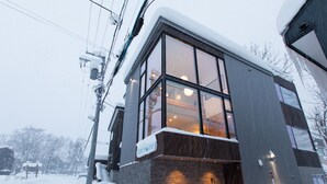 Un edificio moderno con ventanas amplias y un letrero que dice "Olaf House".