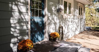 Lakefront home with stunning sunrise view, King bed - a nature lover's paradise