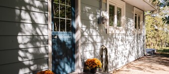 Lakefront home with stunning sunrise view, King bed - a nature lover's paradise