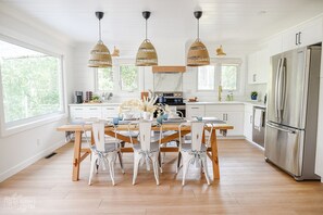 Fridge, microwave, oven, stovetop - Lakefront home with stunning sunrise view, King bed - a nature lover's paradise (Spring Lake)