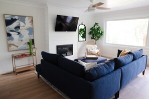 Smart-TV, Kamin, Bücher