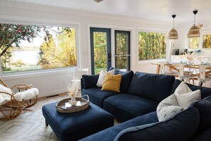 Smart TV, fireplace, books - Lakefront home with stunning sunrise view, King bed - a nature lover's paradise (Spring Lake)