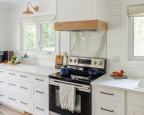 Fridge, microwave, oven, stovetop - Lakefront home with stunning sunrise view, King bed - a nature lover's paradise (Spring Lake)