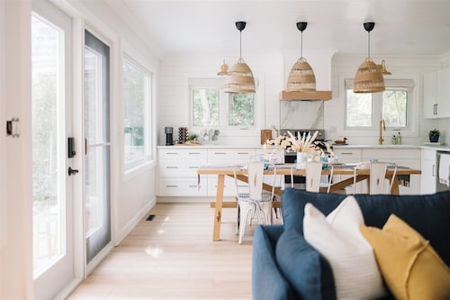 Lakefront home with stunning sunrise view, King bed - a nature lover's paradise