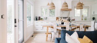 Lakefront home with stunning sunrise view, King bed - a nature lover's paradise