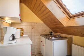 Jääkaappi, mikroaaltouuni, liesi, kahvin-/teenkeitin