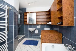 Dusche, Haartrockner, Handtücher