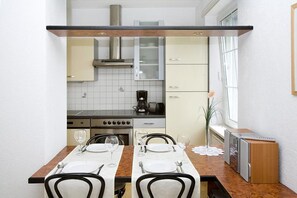 Fridge, oven, stovetop, dishwasher - Bright Apartment "Bregenz 6 Top 3" with Wi-Fi, Balcony, Terrace & Garden (Bregenz)