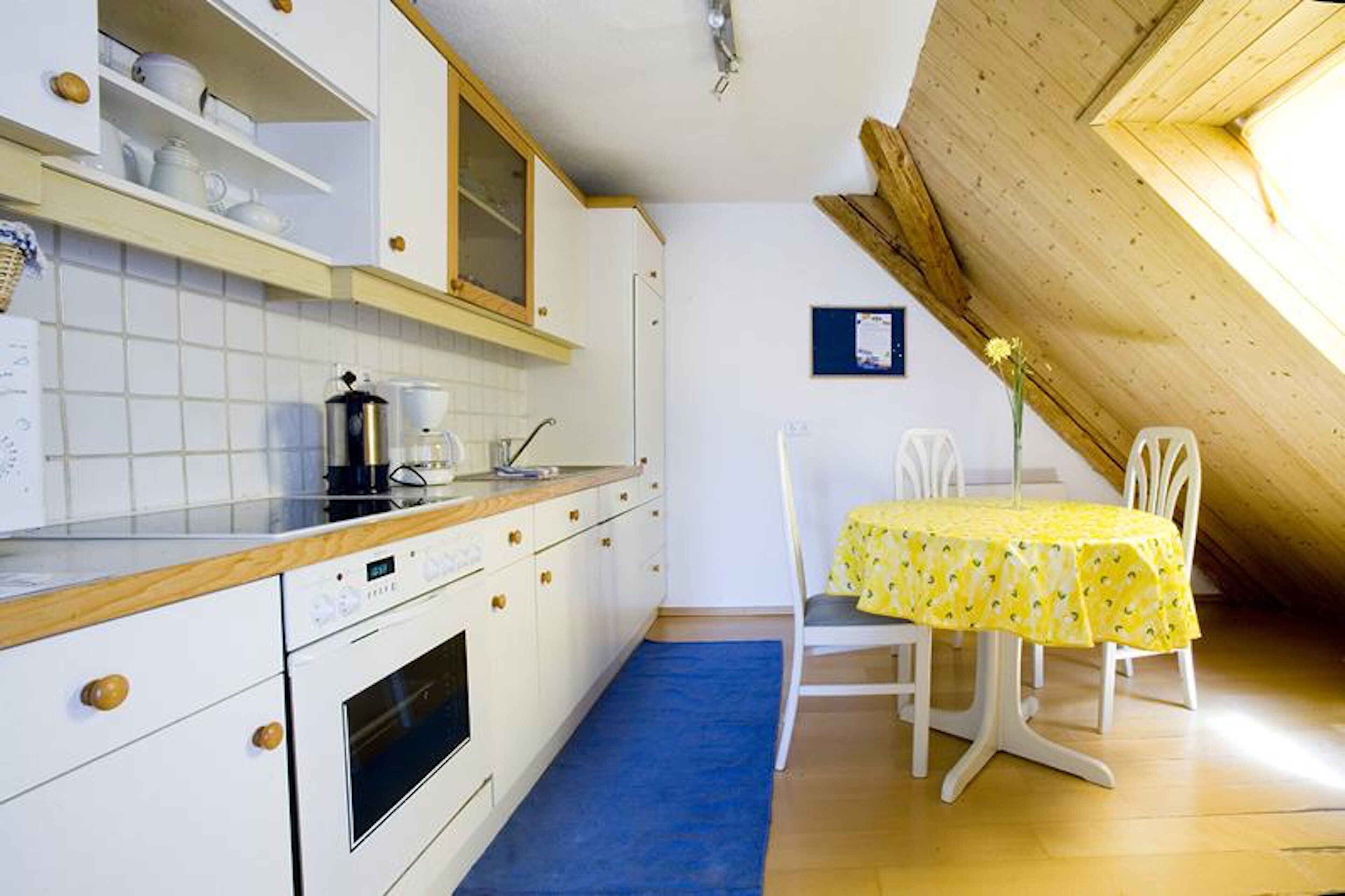 Kühlschrank, Ofen, Herdplatte, Wasserkocher mit Kaffee-/Teezubehör