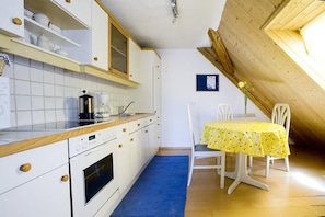 Refrigerador, horno, parrilla de estufa y cafetera y tetera 