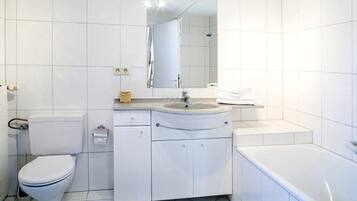 Badewanne, Haartrockner, Handtücher