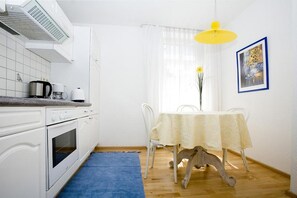 Kühlschrank, Ofen, Herdplatte, Wasserkocher mit Kaffee-/Teezubehör