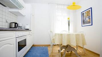 Kühlschrank, Ofen, Herdplatte, Wasserkocher mit Kaffee-/Teezubehör