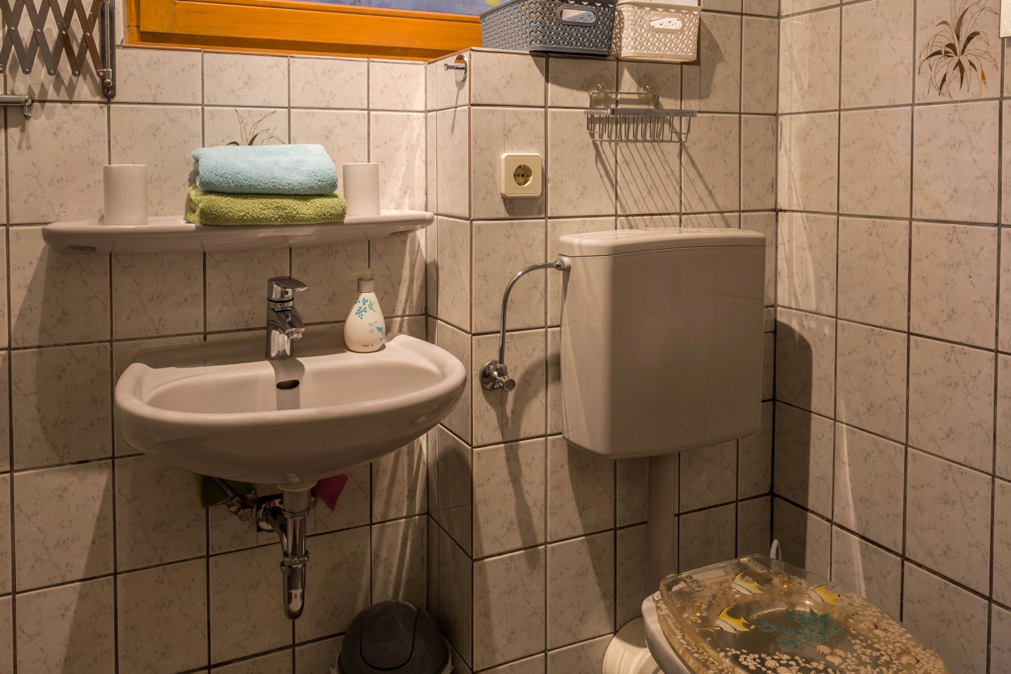 Un bany amb rentatge, vàter i plat de dutxa.