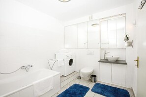 Bathtub, hair dryer, towels - Charming Apartment "Bregenz 6 Top 2" with Wi-Fi, Balcony, Terrace & Garden (Bregenz)