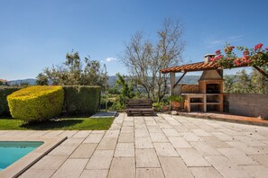 Outdoor dining - Holiday Home Casa do Valado with Mountain View, Pool, Wi-Fi & Garden; Parking Available (Resende)