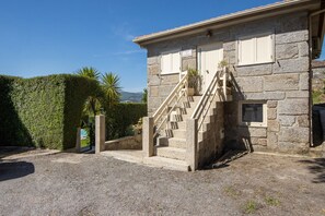 Exterior - Holiday Home Casa do Valado with Mountain View, Pool, Wi-Fi & Garden; Parking Available (Resende)