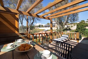 Outdoor dining - Cabana Garden House with Shared Pool, Panoramic View & Wi-Fi (Loulé)
