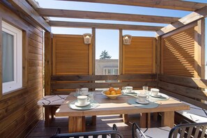 Outdoor dining - Cabana Garden House with Shared Pool, Panoramic View & Wi-Fi (Loulé)