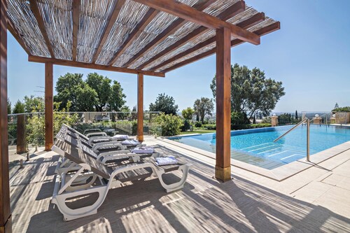 Cabana Garden House with Shared Pool, Panoramic View & Wi-Fi