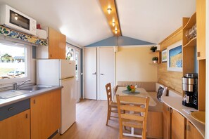 Køleskab, mikrobølgeovn, kogeplade, kaffe-/temaskine