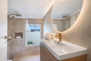 Bathtub, hair dryer, towels - Spacious “Dansk” Holiday Apartment with Pool, Wi-Fi, A/C & Balcony; Parking Available (Almancil)