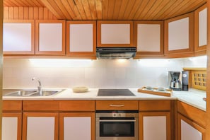 ثلاجة، ميكروويف، فرن، موقد طهي مسطح