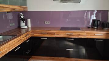 KĂŒhlschrank, Mikrowelle, Ofen, Herdplatte