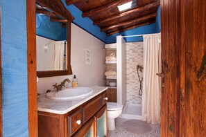 Douche, sèche-cheveux, serviettes fournies