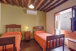 3 chambres, fer et planche à repasser, Wi-Fi gratuit, draps fournis