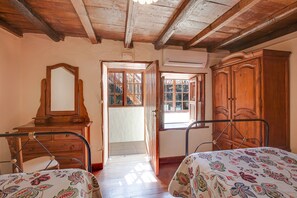 3 slaapkamers, een strijkplank/strijkijzer, gratis wifi, beddengoed