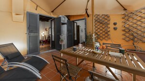 An open-plan living area with a wooden table, chairs, and a ceiling fan. - Chiara in Pantheon apartment with terrace (Roma)