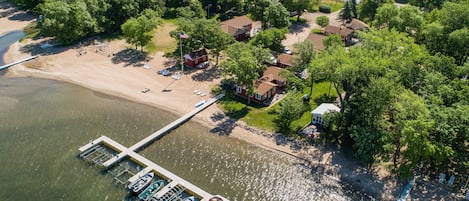 En la playa y camastros