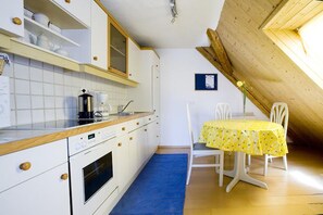 Kühlschrank, Ofen, Herdplatte, Wasserkocher mit Kaffee-/Teezubehör