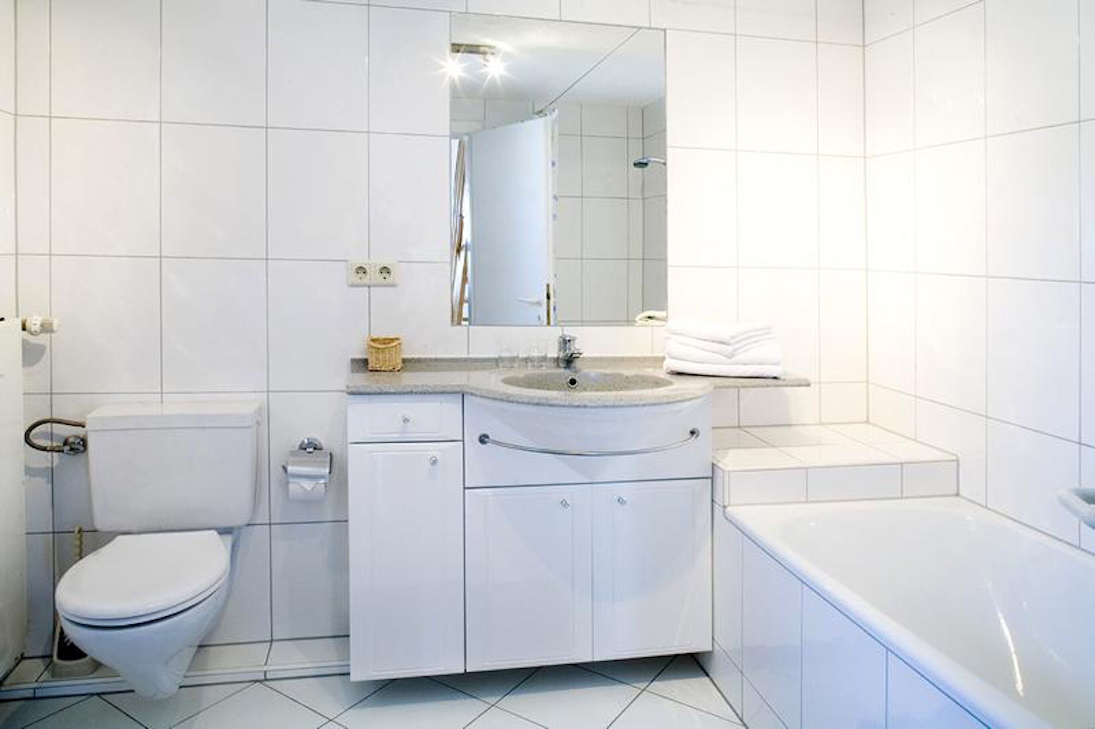 Badewanne, Haartrockner, Handtücher