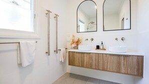 Bathtub, hair dryer, towels - Surfspray - Pet Friendly - Absolute Beachfront (Culburra Beach)
