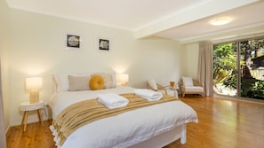 4 chambres, bureau, fer et planche à repasser, lit de bébé portatif