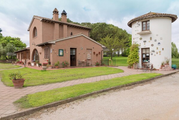 Exterior - Olive apt With Shared Pool (Castiglione del Lago)