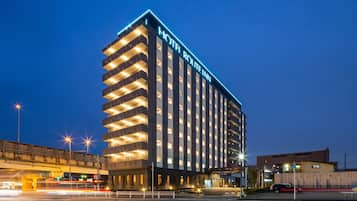 Bagian depan properti - sore/malam