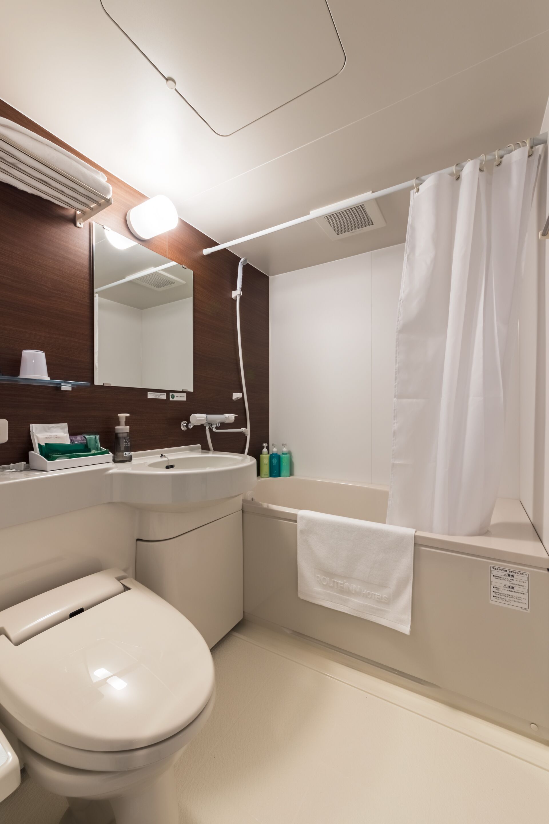 combined shower/bathtub, towels