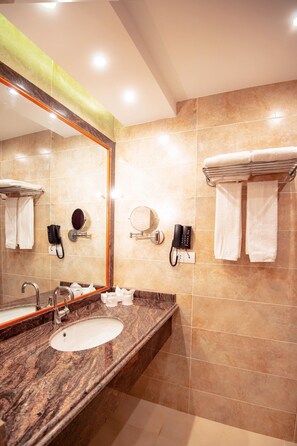 تجهيزات دش، مستلزمات مجانية للعناية الشخصية، مجففات شعر، مناشف